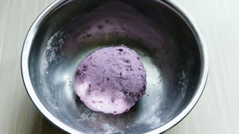 做年货-春节必备的紫薯豆沙包,分次加入<a style='color:red;display:inline-block;' href='/shicai/ 519'>面粉</a>，酵母粉，揉成面团，盖上盖子进行发酵。