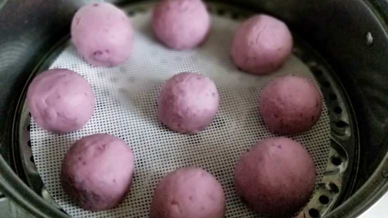 做年货-春节必备的紫薯豆沙包,依次做完么豆沙包，放入蒸锅中进行二次发酵。