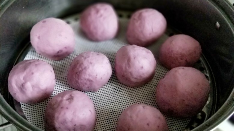 做年货-春节必备的紫薯豆沙包,发酵好的豆沙包是原来的1-2倍大，即可开火蒸，冷水蒸，上汽后15分即可，关火焖5分钟。