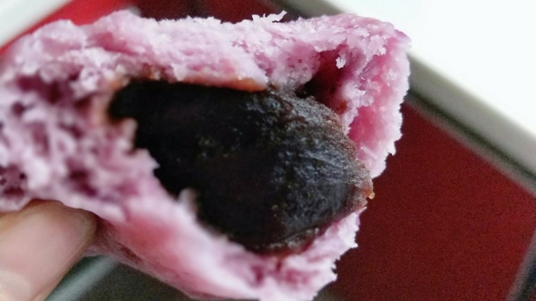 做年货-春节必备的紫薯豆沙包,健康美味，看组织(^_^)面包的口感(^_^)