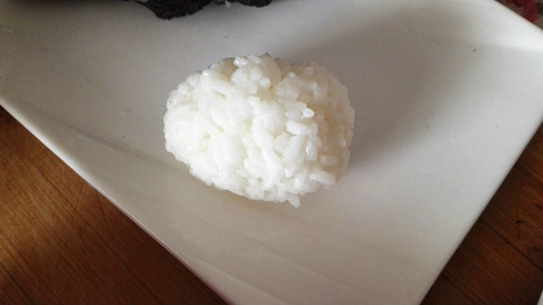 幸福的紫菜包饭,另取一个撮米饭,捏成椭圆形,