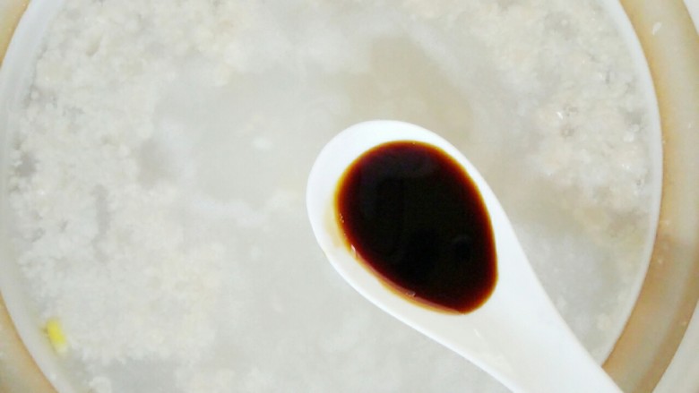 玉米肉末粥,最后加入一勺<a style='color:red;display:inline-block;' href='/shicai/ 692'>酱油</a>,因为给宝宝吃所以调料都下得少