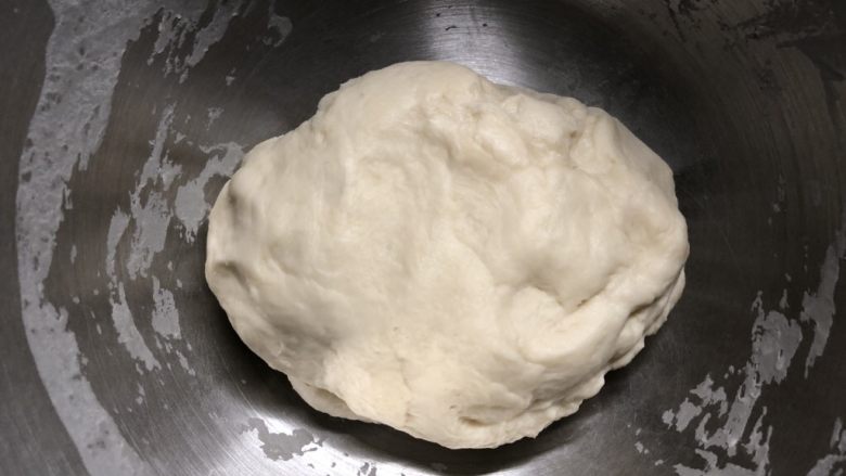 中种白吐司,厨师机揉面5分钟,基本光滑即可