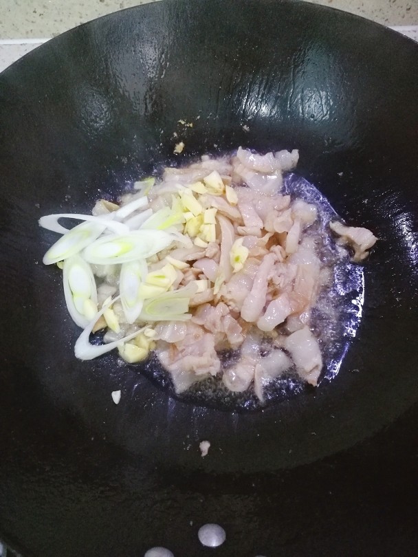 五花肉炒芦蒿,直到炒的五花肉出油,再倒入<a style='color:red;display:inline-block;' href='/shicai/ 718'>料酒</a>,和葱,蒜,继续翻炒。