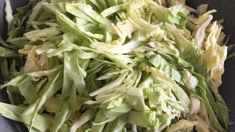 五分钟系列 包菜黑木耳肉丝,下入生菜翻炒