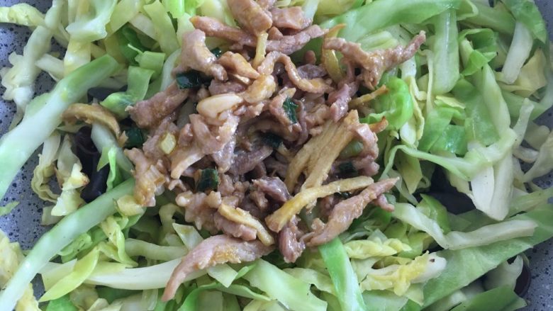 五分钟系列 包菜黑木耳肉丝,倒入肉丝,加入盐