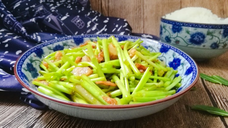 五花肉炒芦蒿,来碗米饭出锅开吃喽。