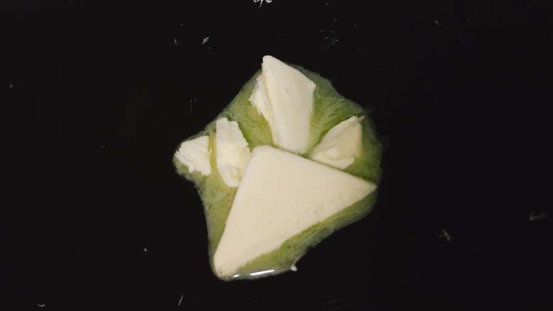 棉花糖版牛轧糖,黄油倒进不粘锅中,小火融化