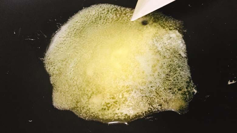 棉花糖版牛轧糖,同时用软刮刀搅动,以更快完全融化至途中状态