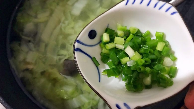 清欢の白菜木耳肉片清汤,加小葱，搅拌一下，即可