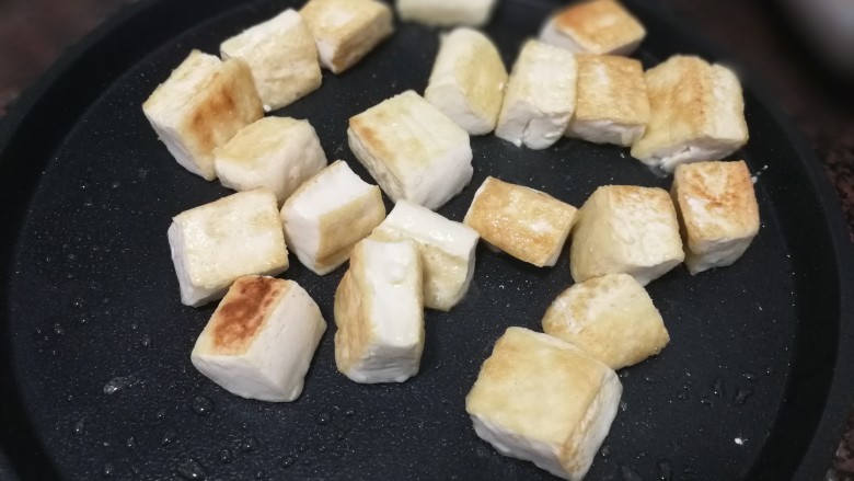 茄汁豆腐,煎至一面焦黄后记得翻面哦,煎好以后盛出备用。