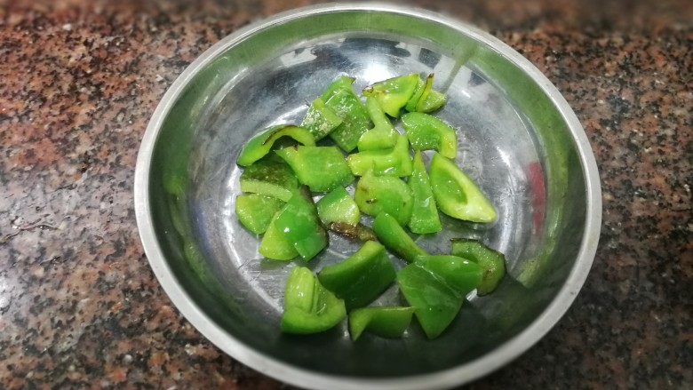 茄汁豆腐,盛出炒好的青椒,备用