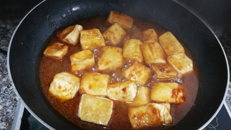 茄汁豆腐,倒入调好的水淀粉,中火煮片刻