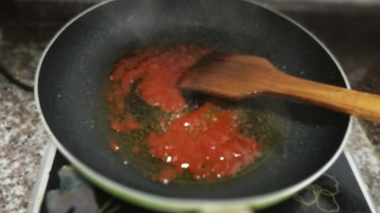 茄汁豆腐,锅里放油,烧热后放入约2大勺的<a style='color:red;display:inline-block;' href='/shicai/ 699'>番茄酱</a>炒出红油
