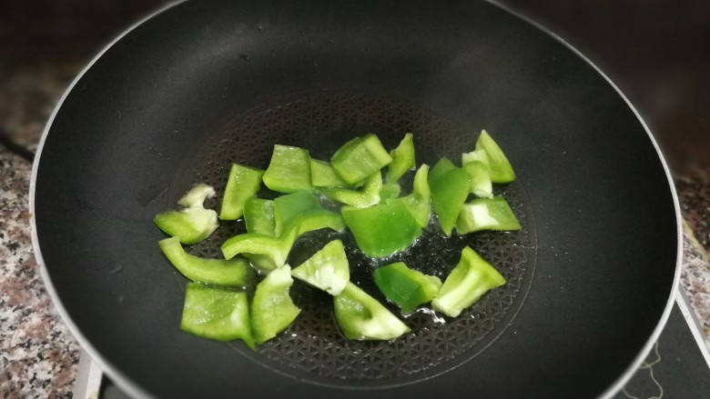 茄汁豆腐,热油锅,下青椒煸炒至断生