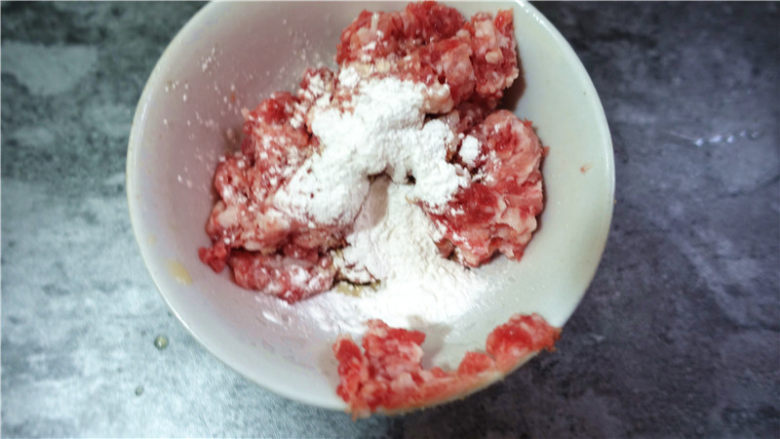 肉末烧茄子,肉馅里面加入生抽适量。料酒适量,生粉适量抓匀腌制十分钟。