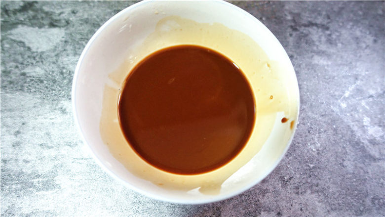 肉末烧茄子,同时取一个小碗装半碗水,里面加生粉适量,醋少许,白糖一小勺子,生抽适量,搅拌成一碗汁备用。(调配比例:生抽3,醋 4,白糖3))