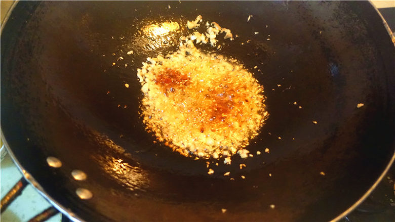 肉末烧茄子,锅里留油下姜蒜炒香,并加入适量郫县豆瓣酱。