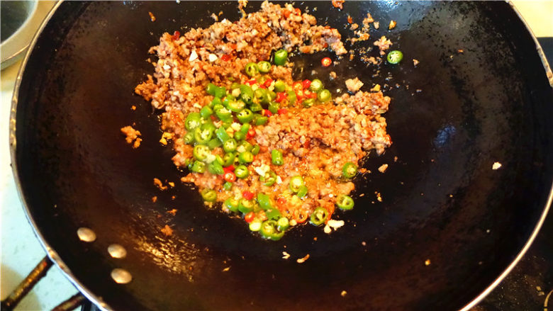 肉末烧茄子,肉沫变白以后放<a style='color:red;display:inline-block;' href='/shicai/ 61'>青椒</a>,小米辣翻炒一下。