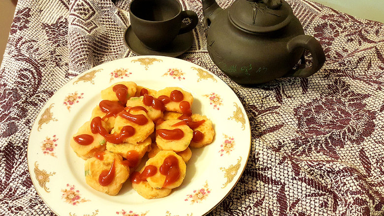 土豆+胡萝卜煎饼,撒上番茄沙司，完工。