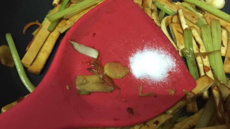 香辣干锅熏干,快速翻炒均匀,加入砂糖