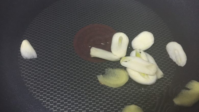 香辣干锅熏干,中火热锅,倒入1勺油,放入蒜头和姜片,爆香