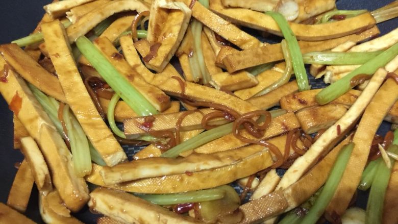 香辣干锅熏干,快速翻炒均匀,炒1分钟即可