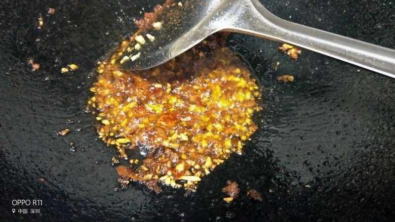 嫩滑蛋香烧豆腐,放入<a style='color:red;display:inline-block;' href='/shicai/ 37'>姜</a>末,蒜苗炒香