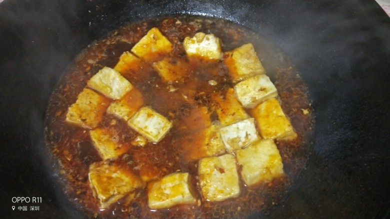 嫩滑蛋香烧豆腐,放入煎好的豆腐块,大火烧开