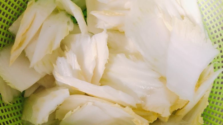 黄芽白烧香肠,黄芽白叶梗分开切,梗子斜刀切片
