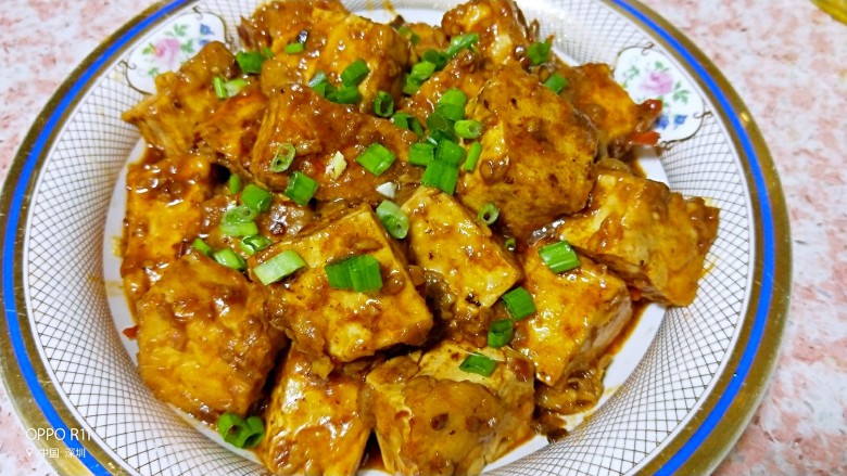 嫩滑蛋香烧豆腐,起锅装盘,撒上葱花,放了豆瓣酱和生抽基本不用放盐。