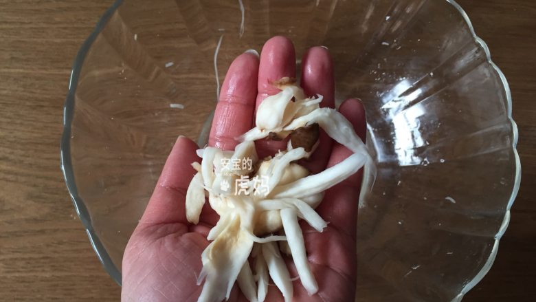 油炸杏鲍菇,这时杏鲍菇丝也腌制好了,用手尽量挤干水分;