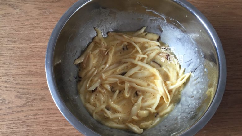 油炸杏鲍菇,倒入面糊中搅拌均匀挂糊;