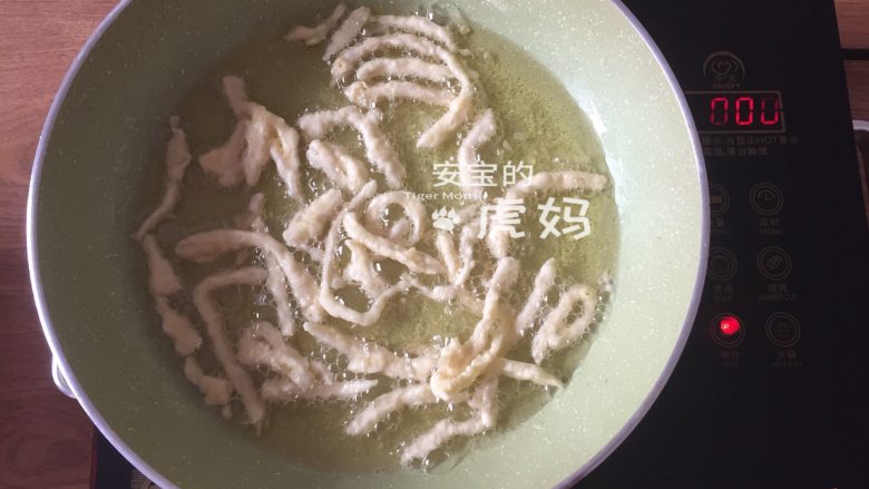 油炸杏鲍菇,油7成热时一根根放入开始炸;