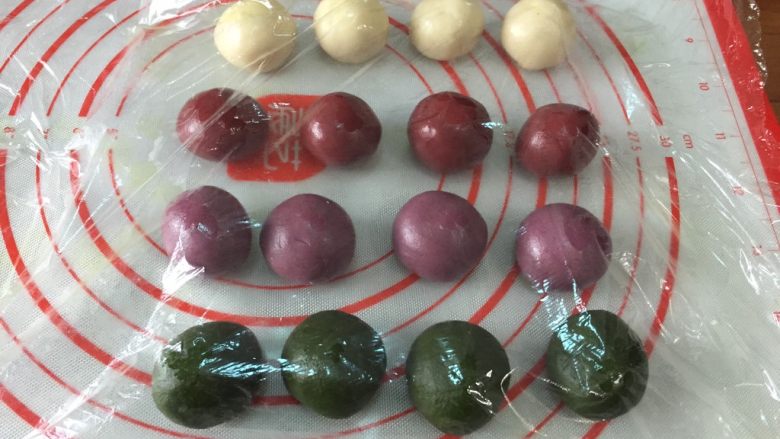 荷花酥,收口朝下,顺着排,顺着做,空隙时间就相当于静置了