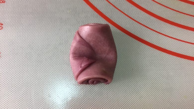 荷花酥,这时可以预热烤箱180度15分钟
顺着拿第一个擀的,手从中间压一下(这拍的不是第一个)