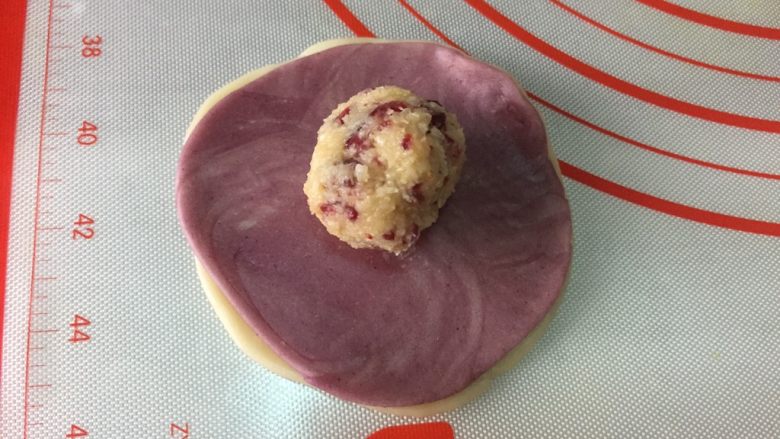 荷花酥,两色面皮重叠,包一个馅心