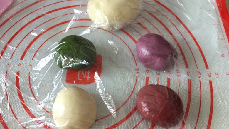 荷花酥,其中三份揉上颜色,盖上保鲜膜,静置20分钟