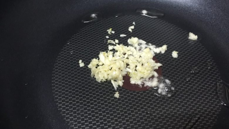 健康素食之豆腐皮卷素菜,小火,热锅冷油,加入蒜末