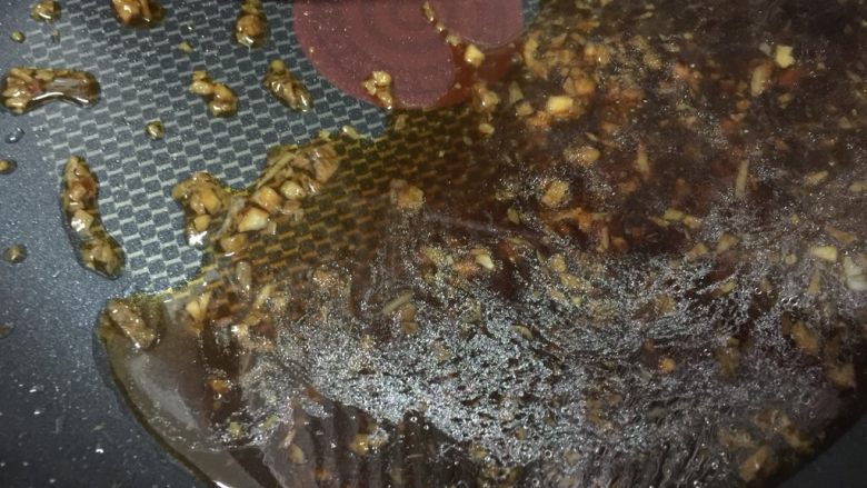 健康素食之豆腐皮卷素菜,搅拌均匀,再次煮开即可