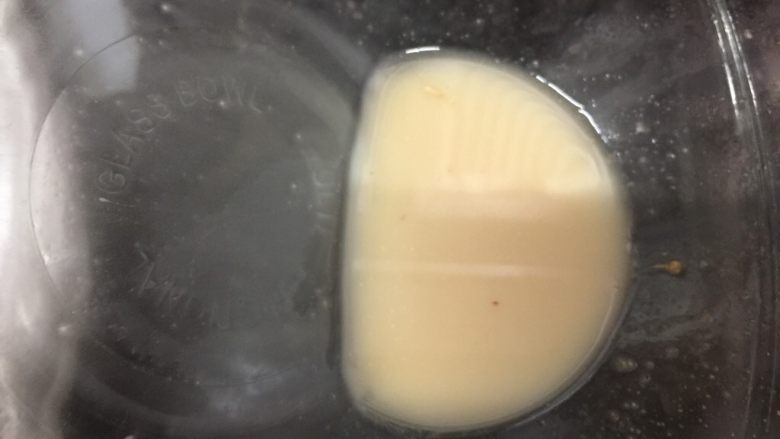 香菇焖爽滑鸡腿块,调制好淀粉水,碗里加入淀粉,加入水,搅拌均匀