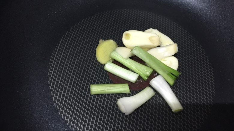 香菇焖爽滑鸡腿块,中火,热锅冷油,加入蒜头、姜片、葱白爆香