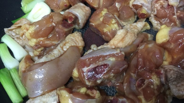 香菇焖爽滑鸡腿块,倒入腌制好的鸡腿块,炒至表面有点变白