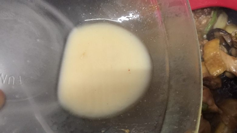 香菇焖爽滑鸡腿块,香菇鸡腿焖煮至鸡腿熟透了,大概8分钟,加入淀粉水,翻拌均匀