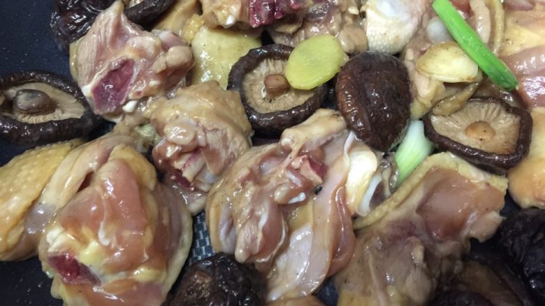 香菇焖爽滑鸡腿块,加入香菇,翻炒均匀