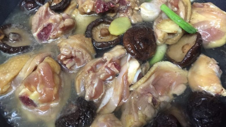 香菇焖爽滑鸡腿块,倒入没过材料一半的水,盖上锅盖转大火焖煮