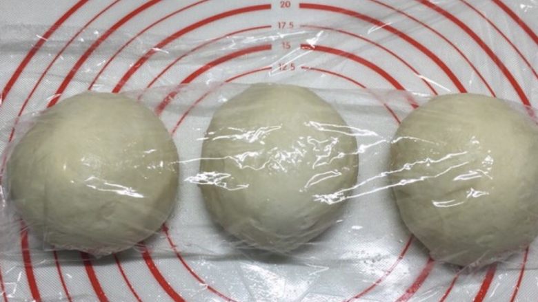中种白吐司,面团分3份,松弛30分钟