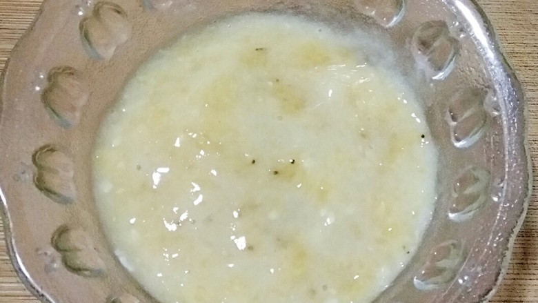 盆栽酸奶能量杯,捣成香蕉泥。(用万能的擀面杖就好,一般人我不告诉他)