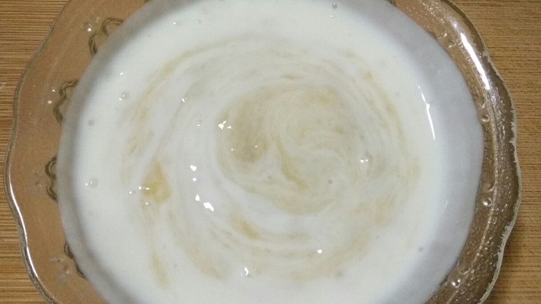 盆栽酸奶能量杯,在捣好的香蕉泥中倒入酸奶,搅拌均匀成香蕉奶昔。