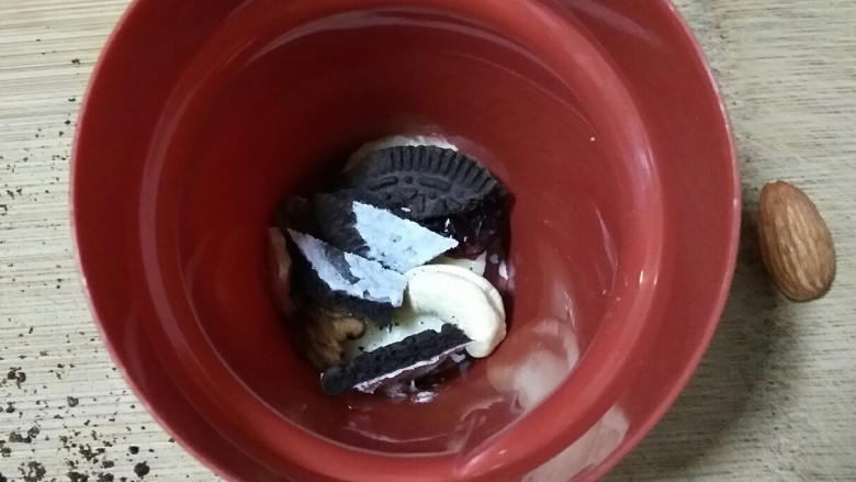 盆栽酸奶能量杯,备用的那片奥利奥出场了,把它掰成小块,放在坚果上面。